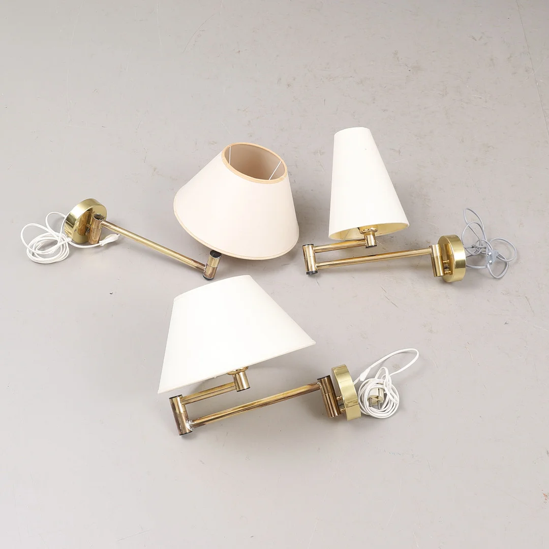 VÄGGLAMPOR, 3 stycken, mässing, Fagerhult. — Wall Lights — RA Auktionsverket Norrköping