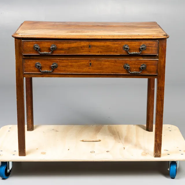 A 19TH CENTURY MAHOGANY SIDE TABLE.