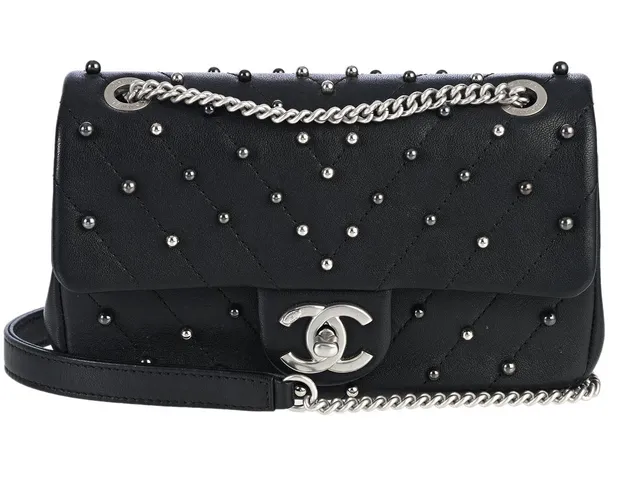 CHANEL, VÄSKA, Flap Bag, svart lammskinn, svart, gråa, silverfärgade imitationspärlor, silverfärgade beslag, 19,5x11x6 cm, hologrammärkt 24805296, år 2017, originalkvitto från 2017, care booklet, dustbag, originalkartong. Very Good Condition.