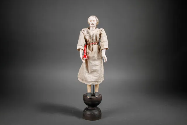 Figur af bemalet træ