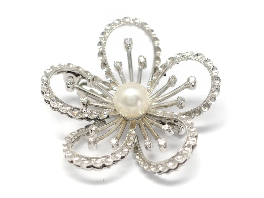 BROSCH, 18K vitguld, odlad pärla ca 7,3 mm, 15 åttkantslipade diamanter ca 0,15 ctv, ca W/SI, vikt 9,7 g. — Smycken/Brosch — Kaplans