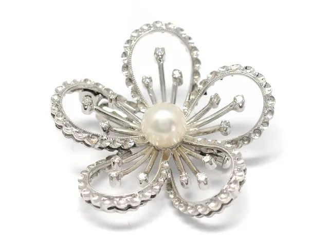 BROSCH, 18K vitguld, odlad pärla ca 7,3 mm, 15 åttkantslipade diamanter ca 0,15 ctv, ca W/SI, vikt 9,7 g.