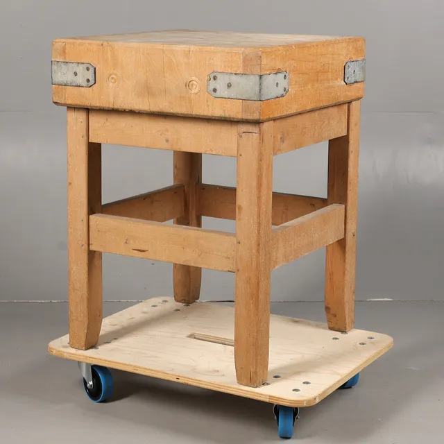 A SOLID BEECH BUTCHERS BLOCK.