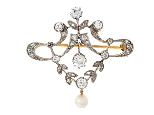 BROSCH, 14K guld & platina, gammal- åttkant- och rosenslipade diamanter TW-W/VS-SI & odlad pärla, Belle Epoque, antik. tidigt 1900-tal, vikt 5,8 g. enstaka skador på diamanter.