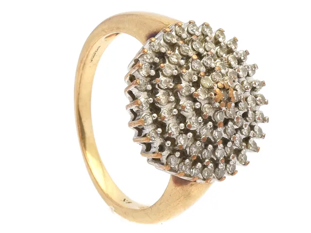 RING, 9K guld/vitguld, 71 åttkantslipade diamanter ca 0,65 ctv, blandad färg och kvalitet, stl 16,75 mm, vikt 4,6 g, en diamant saknas, flera skadade.