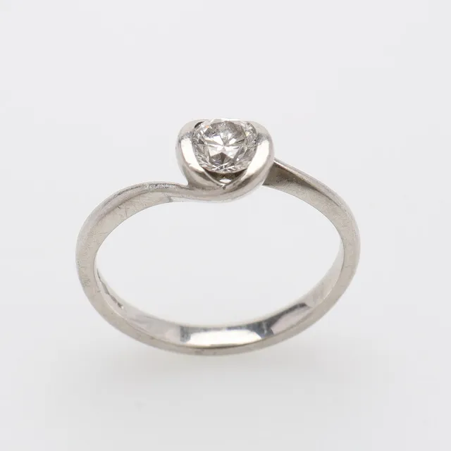 RING, PLATINA & BRILJANT OM 0,5 CT, BIRMINGHAM, 4,5 GRAM.