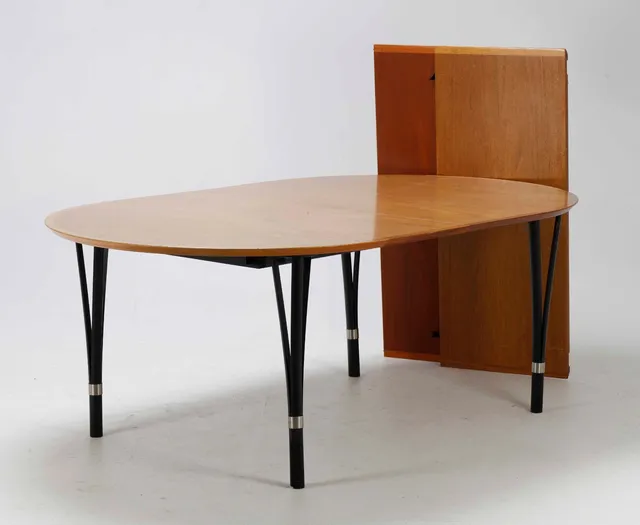 Haslev Møbelfabrik: Mahogany dining table, approx. 1985.
