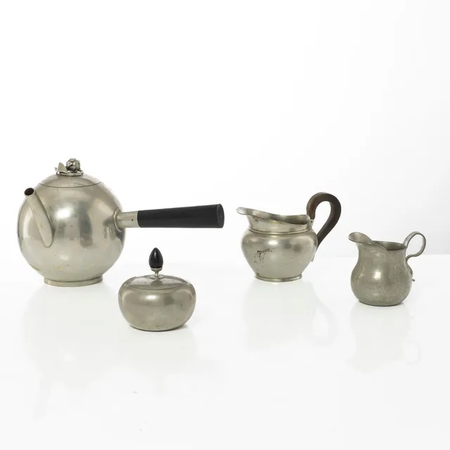 Nils Fougstedt, bland andra, servisdelar, 4 st, tenn, bl a kaffekanna modell A940, Firma Svenskt Tenn, 1931 - 1948.