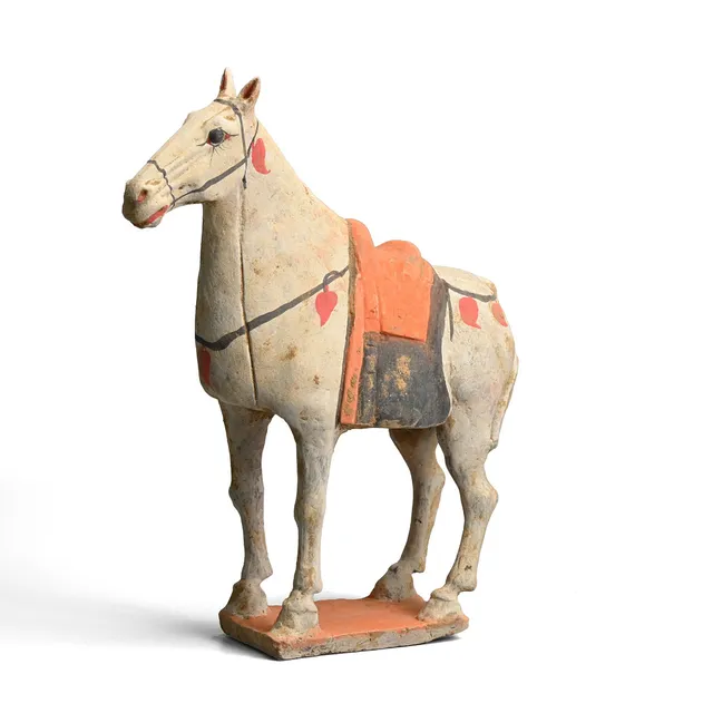 A LARGE CHINESE PAINTED POTTERY HORSE, TANG DYNASTY STYLE.