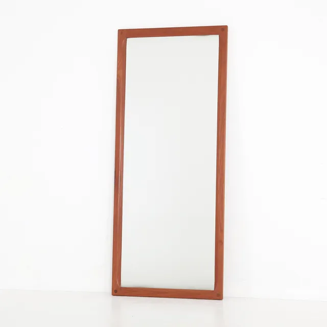 AKSEL KJERSGAARD. 1921-1977. Spegel, 105 cm, teak, Danmark 1960-tal.