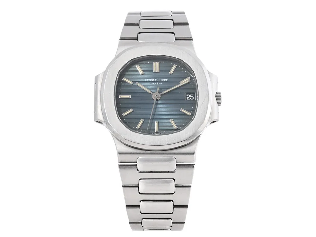 PATEK PHILIPPE, Geneve, Nautilus, Cal 335 SC, Serie nr. 1423211, Ref nr. 3800/1, Boett nr. 2803442, herrur, 37 x 39 mm, stål, automatisk, safirglas, datum, integrerad originallänk, viklås, cert, december 1984, box (skadad), ytterkartong. — Klockor/Patek Philippe — Kaplans
