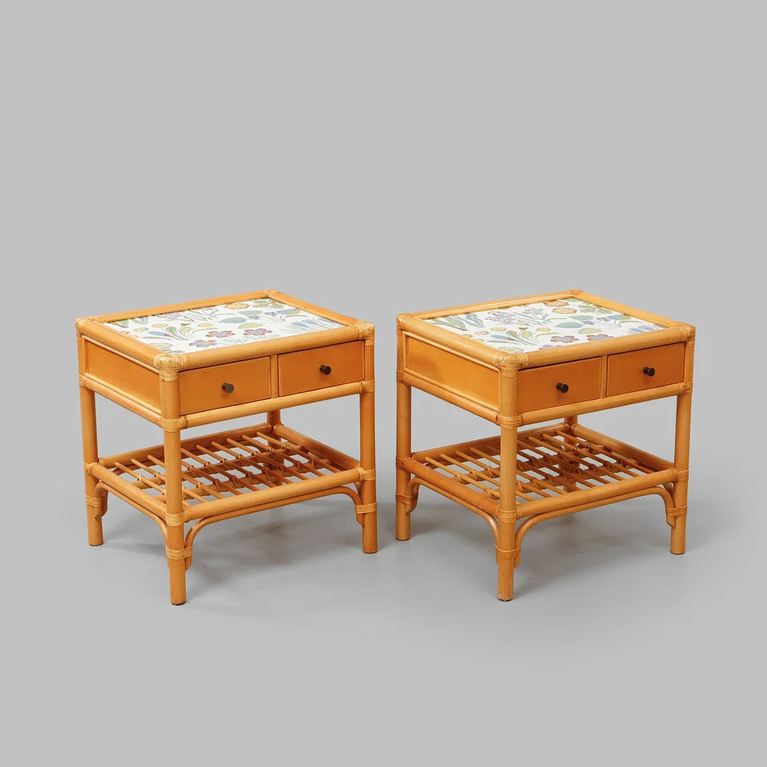 KENNETH BERGENBLAD. Sängbord, ett par, "Manilla", Dux. — Tables — Göteborgs Auktionsverk