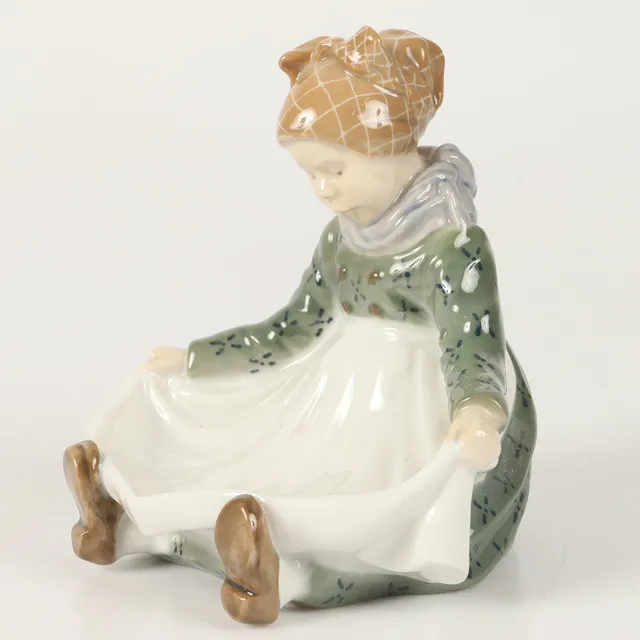 LOTTE BENTER. Figurin, Fanöflicka, porslin, Royal Copenhagen.