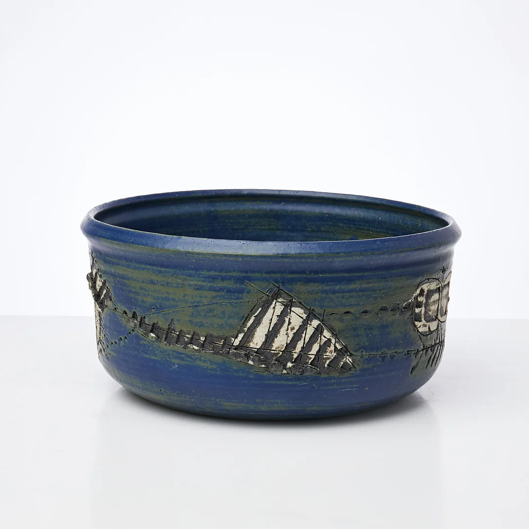 LISA LARSON. skål, 1960-tal, chamotterat stengods, delvis glaserad i blått & grönt, unikat, Gustavsberg Studio, Signerad Lisa L & studiohanden. — European — Stockholms Auktionsverk Sickla