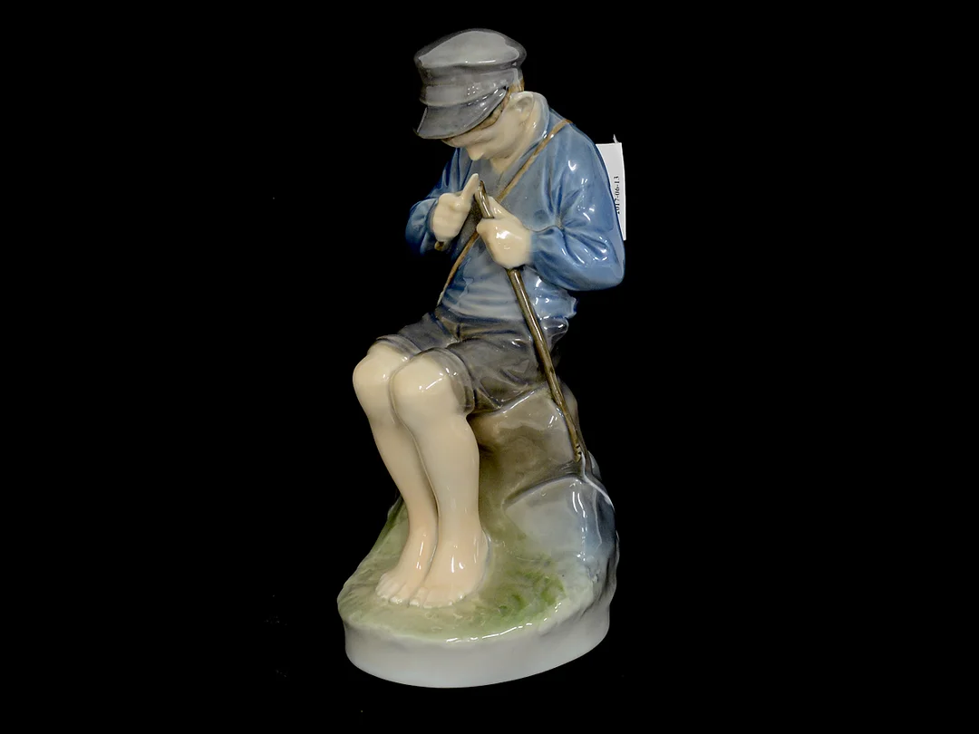 Figurin Royal Copenhagen, pojke som täljer, modell 905, höjd 19cm , sig Chr. Th. — Porslin/Övrigt — Kaplans
