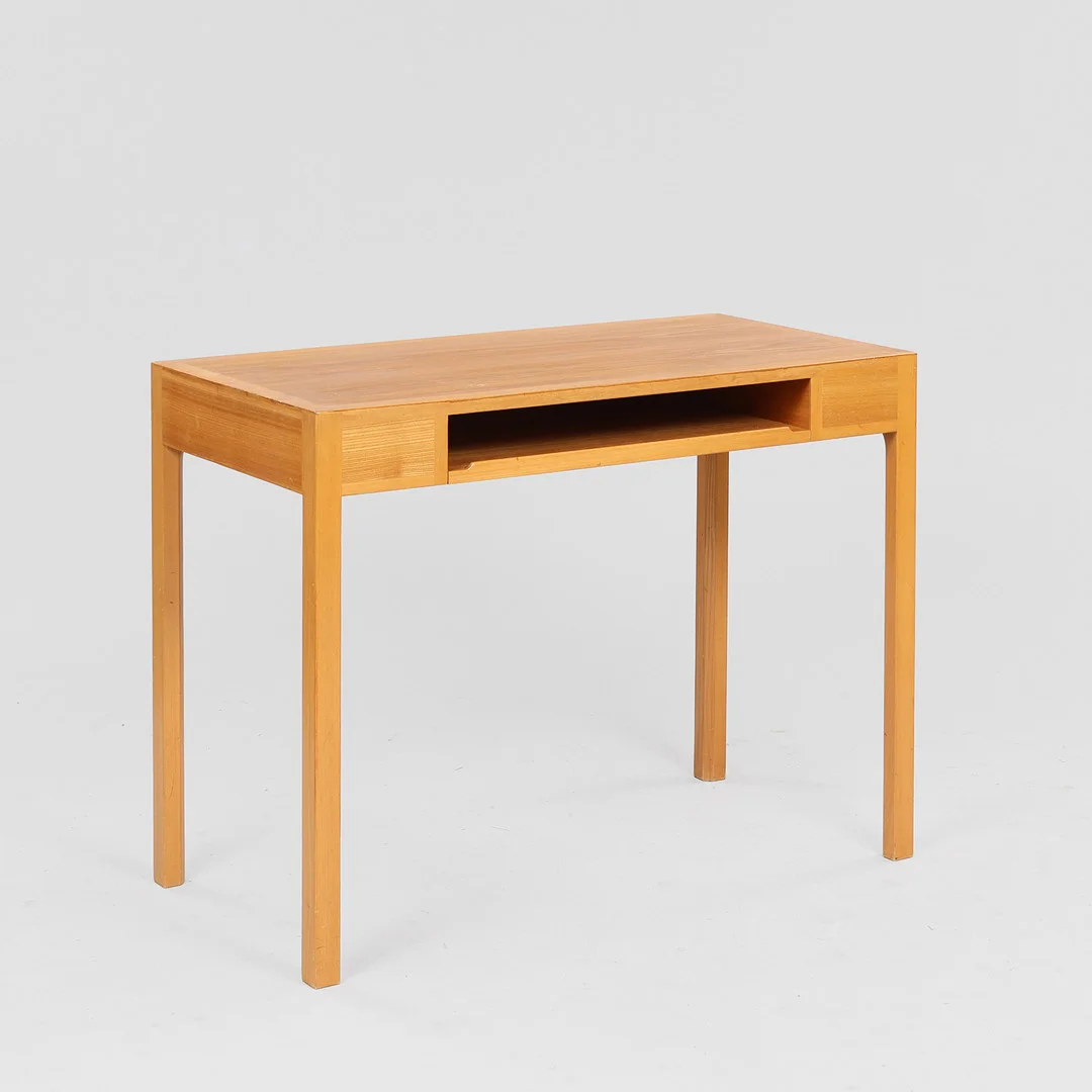 BERNT PETERSEN. Lille skrivebord af elm med udtræksplade, Danmark, 1900-tallets anden halvdel. — Desks — Palsgaard Kunstauktioner