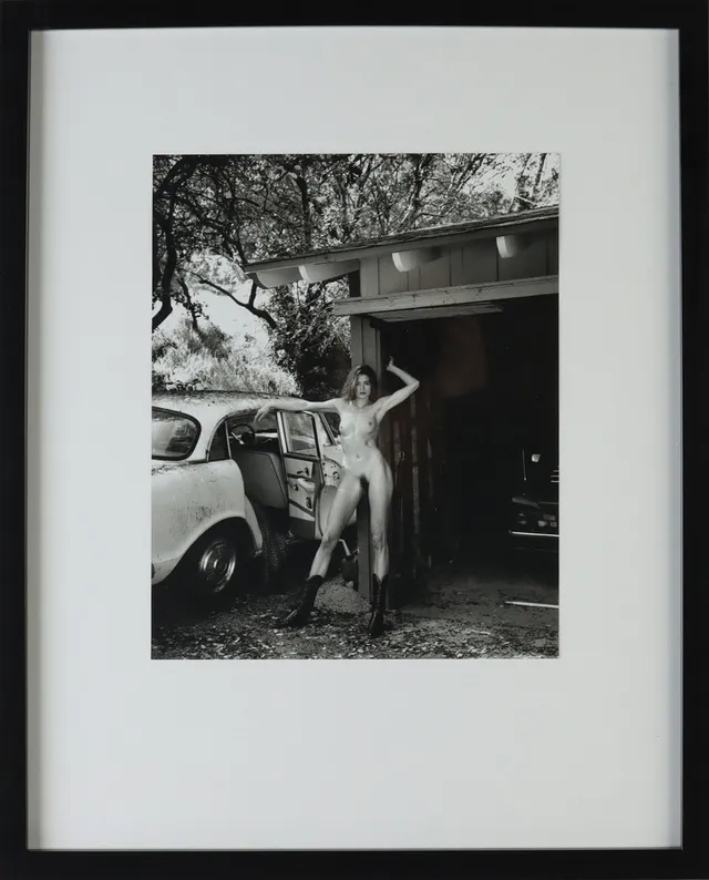 HELMUT NEWTON. Offsettryck, efter "Domestic Nude VIII and old Plymouth", Los Angeles, 1992.