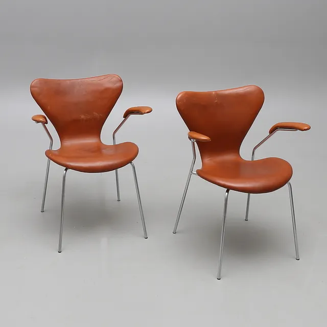 ARNE JACOBSEN. KARMSTOLAR, ett par, "Sjuan", för Fritz Hansen, 1971.