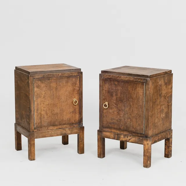 DANSK SNEDKERMESTER. Et par sengeborde fineret med nøddetræ, Art Deco, 1920/30'erne.