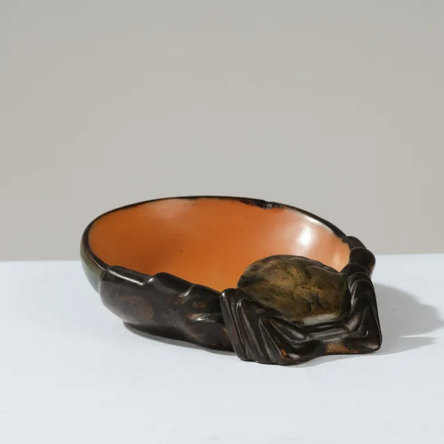 GEORG JENSEN. Terrakotta-skål med krabbemotiv i nordisk Art Nouveau stil, model nr. 124, Ipsens Enke, Danmark, 1890'erne.