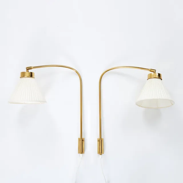 JOSEF FRANK. Vägglampor, 1-par, modell 2484-2, Firma Svenskt Tenn, plisserade skärmar i siden.