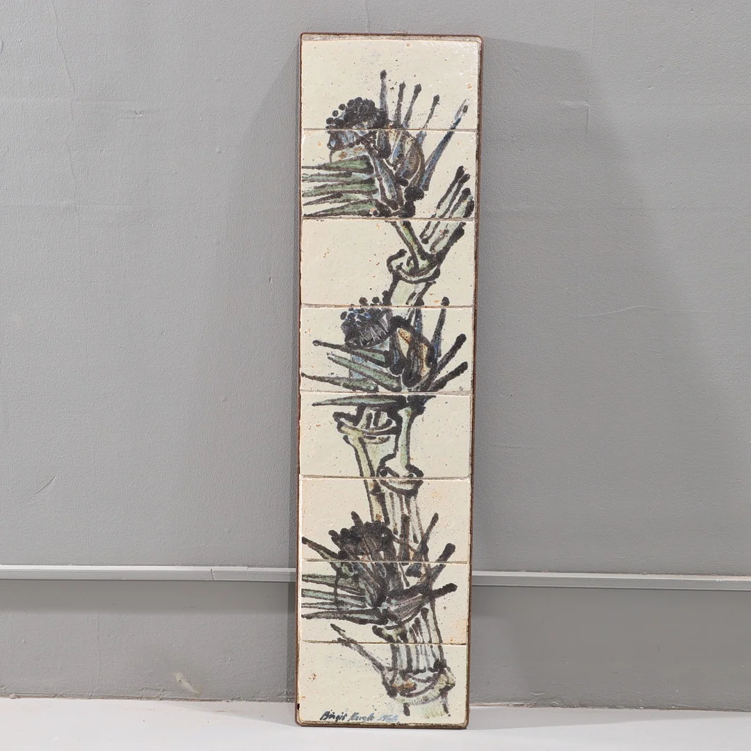BIRGIT KROGH. Väggrelief, "Tidstel-blomster", stengods/järnsmide, 1966, signerad. — Sculptures & Bronzes — Helsingborgs Auktionskammare