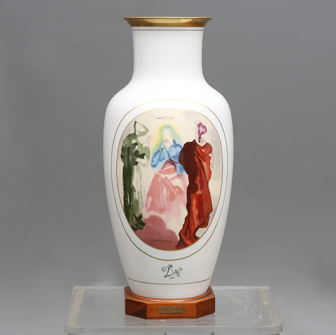 SALVADOR DALÍ. "Adoración y vuelo", printed porcelain vase with wooden base. — European — Balclis