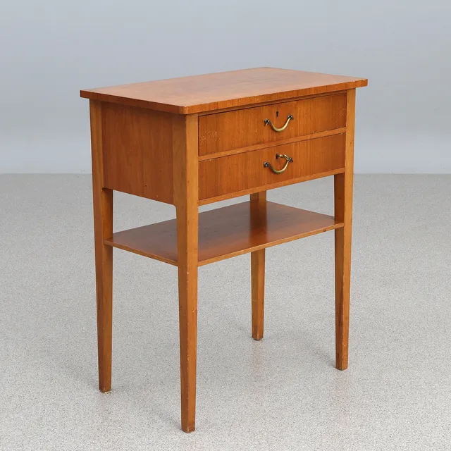 HALLBYRÅ. Teak. 1900-talets mitt.