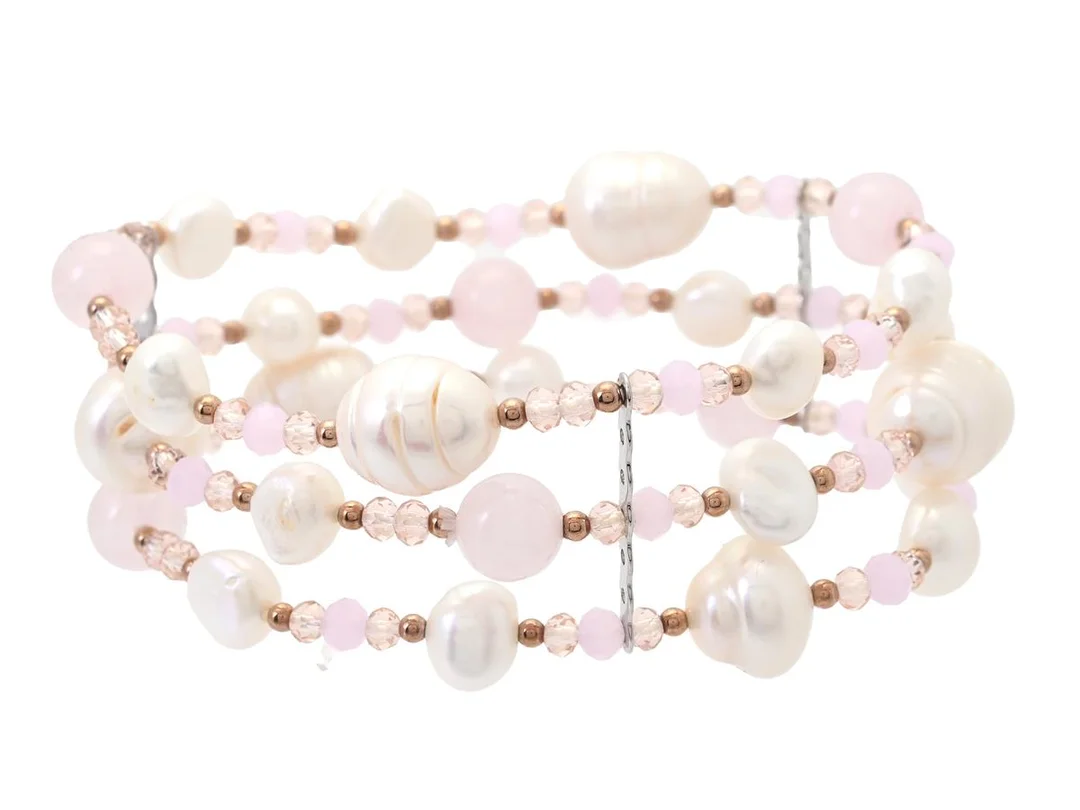 ARMBAND, odlade sötvattenspärlor, rosenkvarts, mindre kulor av glas, plast och metall, elastisk tråd, ca 18 cm. — Smycken/Armband — Kaplans
