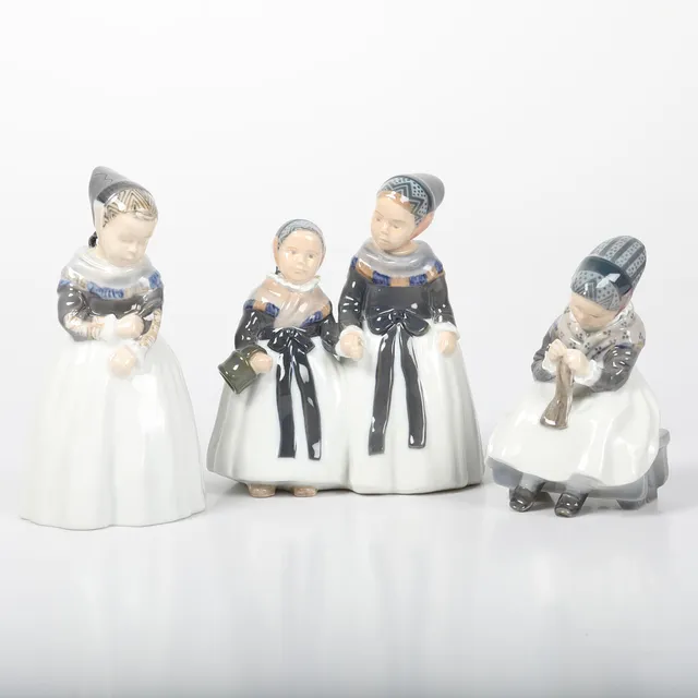 LOTTE BENTER. Figuriner, 3 stycken, Amagaerflickor, porslin, Royal Copenhagen, Danmark.