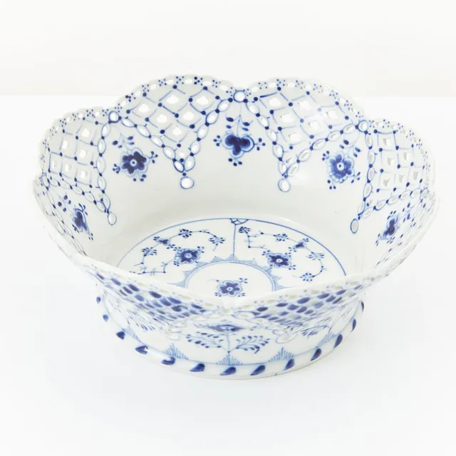 ROYAL COPENHAGEN. Gallerskål, Musselmalet helblond, modell 1061.
