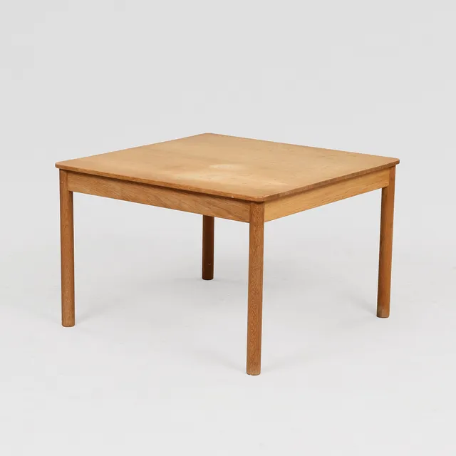 BØRGE MOGENSEN. Kvadratisk sofabord af massiv egetræ model 5351. Fremstillet hos Fredericia Stolefabrik.