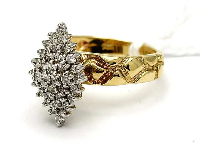 Ring 14K 3,9g Ø14¾, med diamanter 35xca0,01ct (några skadade)