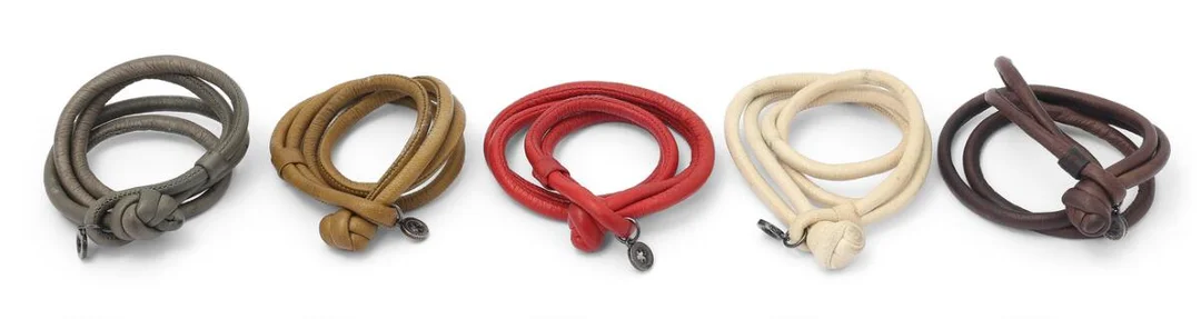 A collection of leather bracelets in various colours with logo charms. L. 36–38 cm. (5) — Jewellery/Bracelets — Bruun Rasmussen