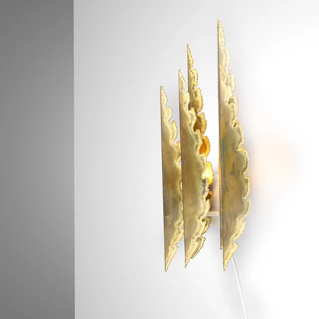 SVEND AAGE HOLM SØRENSEN (1913-2004). Væglampe af flammeskåret messing, model 5195.