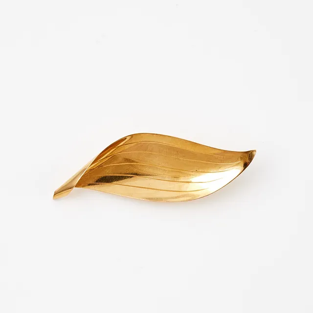 BROSCH, 18 k guld, lövformad, Joh. Petterssons Eftr Juvelerar Ab, Stockholm, 1957.