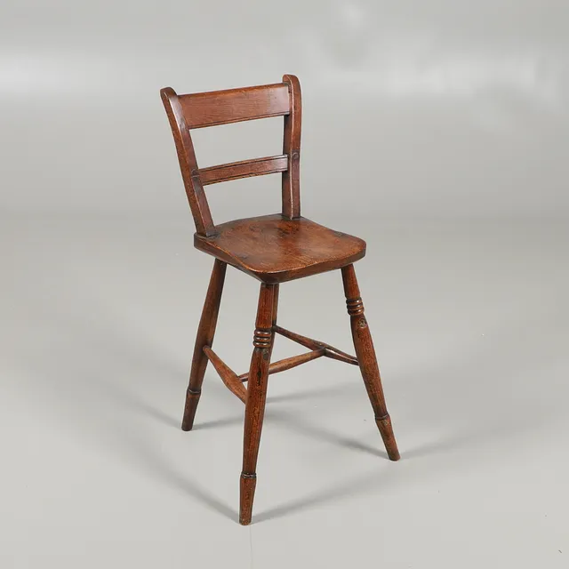 AN EARLY 19THC ELM CHILD'S CHAIR.