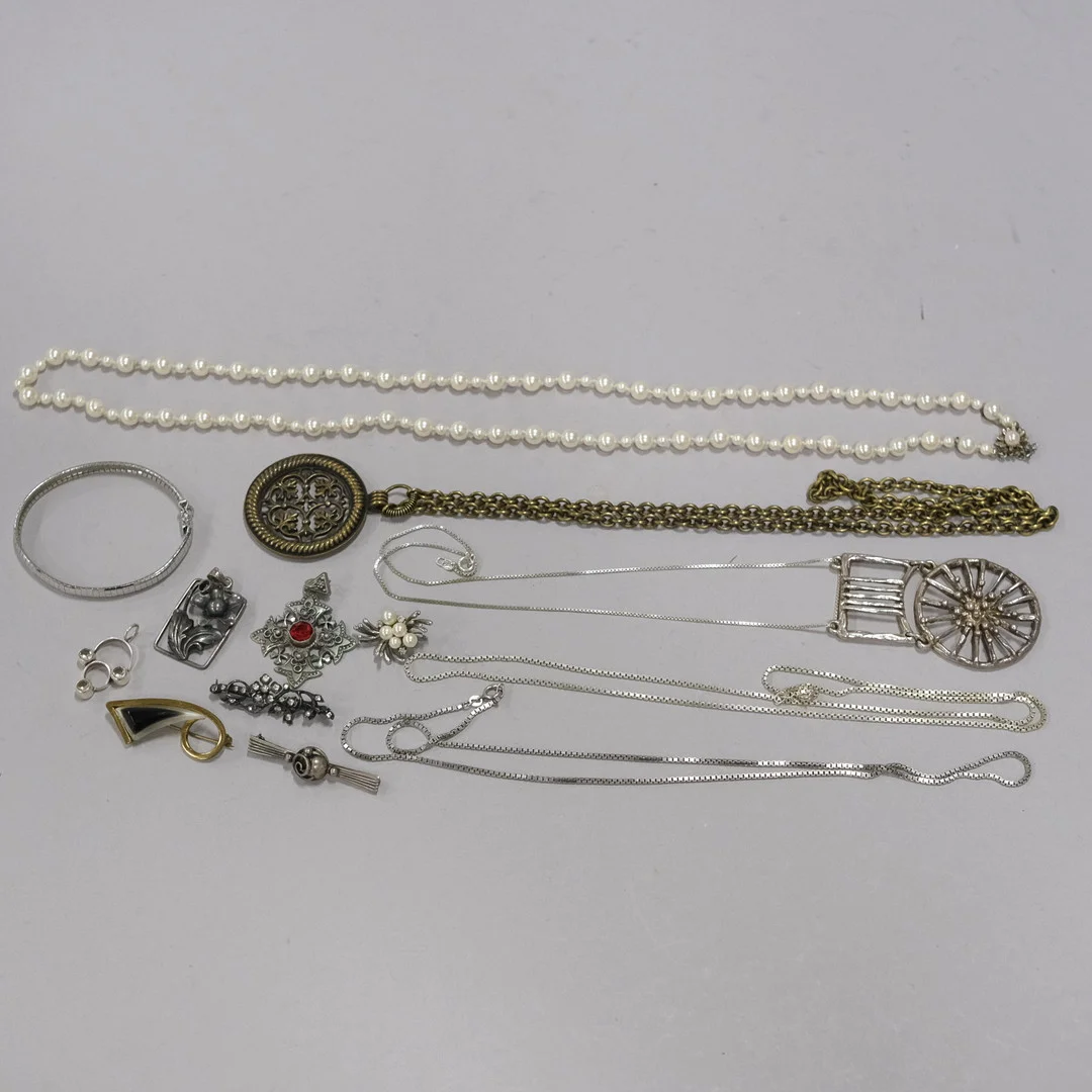 PARTI SMYCKEN, MESTADELS SILVER, 14 DELAR. — Jewellery — Björnssons Auktionskammare