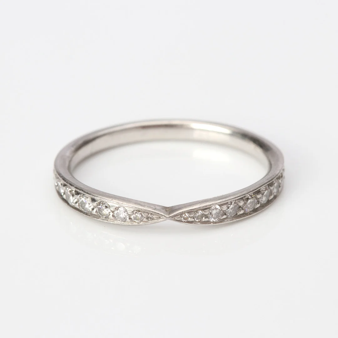 TIFFANY & CO, ALLIANSRING "HARMONY". Platina med briljantslipade diamanter, totalvikt ca 2,5 gram. — Rings — Skånes Auktionsverk