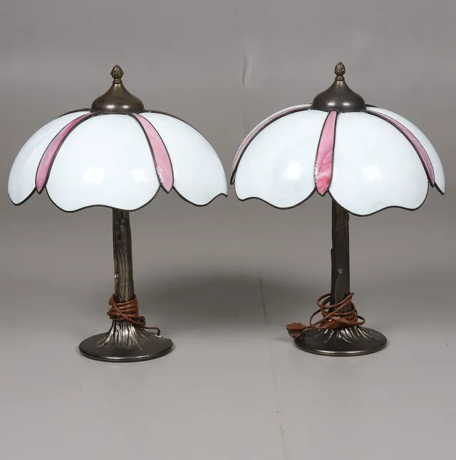 BORDSLAMPOR. Ett par, Tiffany-stil, metall & blyinfattat glas, Miranda AB, 1900-talets slut.
