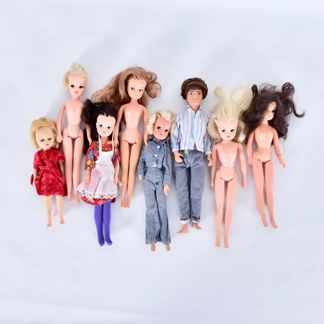 DOCKOR, 8-STYCKEN, bla Ginger 50-tal, övriga 1970-tal. — Dolls & Teddybears — Halmstads Auktionskammare