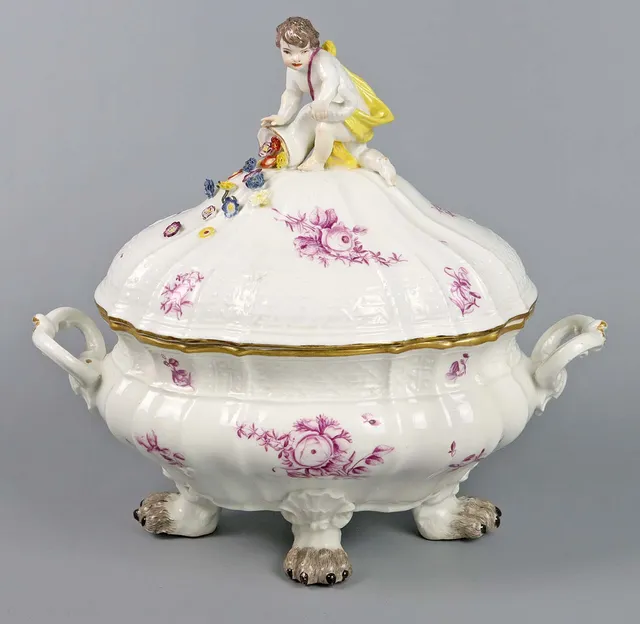 MEISSEN DECKELTERRINE auf Löwentatzen um 1745.