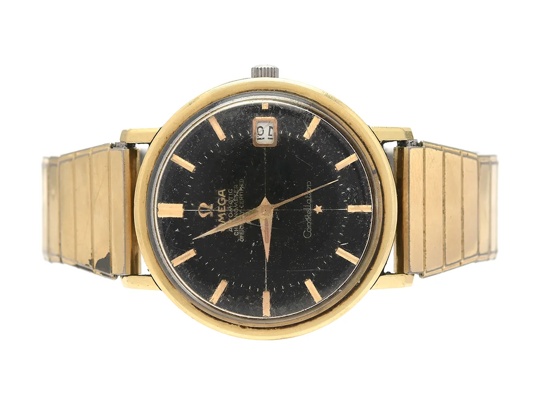 OMEGA, Constellation, Chronometer, Cal 561, Serie nr. 24432688, Ref nr. CD 168.0004, Boett nr. CD 168.004, herrur, 35,5 mm, guld på stål, automatisk, plexiglas, datum, skadad urtavla, defekt (se bilder), skadad boett, skadad krona/ställaxel, ca 1966, metallänk ej original. — Klockor/Omega — Kaplans
