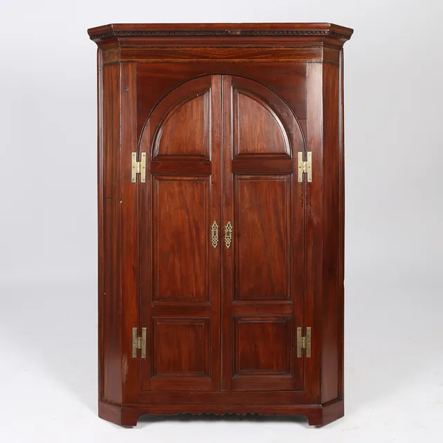 A GEORGE III MAHOGANY CORNER CUPBOARD.