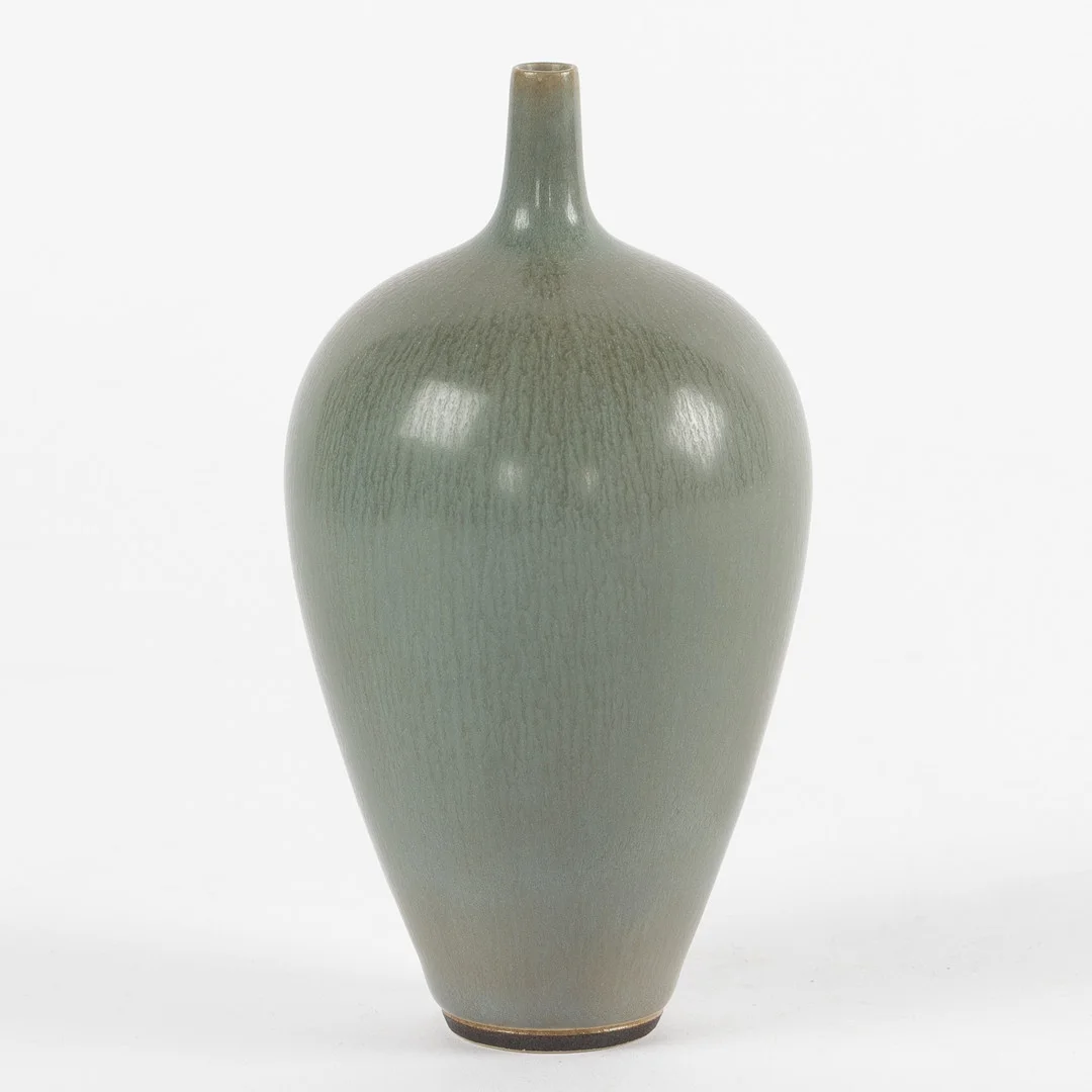 BERNDT FRIBERG. Vas, Studiohanden Gustavsberg, märkt med årsbokstav G för 1965, harpälsglaserat stengods. — European — Stockholms Auktionsverk Helsingborg