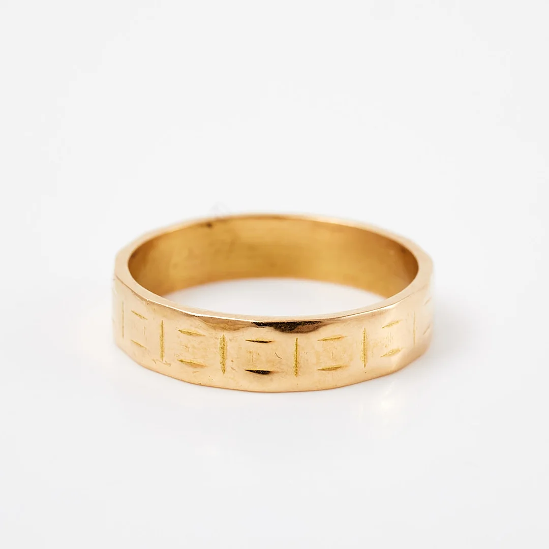 RING, 18 k guld, finska stämplar, graverad geometrisk dekor, Esko Ensio Raitanen, Helsingfors, Finland, 1970. — Rings — Stockholms Auktionsverk Sickla