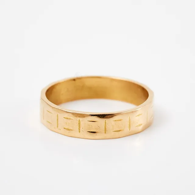 RING, 18 k guld, finska stämplar, graverad geometrisk dekor, Esko Ensio Raitanen, Helsingfors, Finland, 1970.