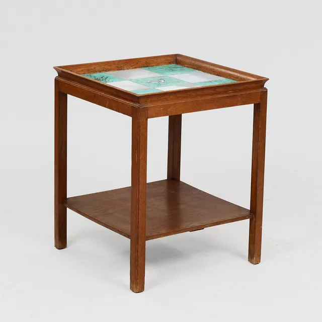 DANSK SNEDKERMESTER. Kvadratisk lampebord / sidebord af eg med kakler, 1930-40'erne, Danmark.