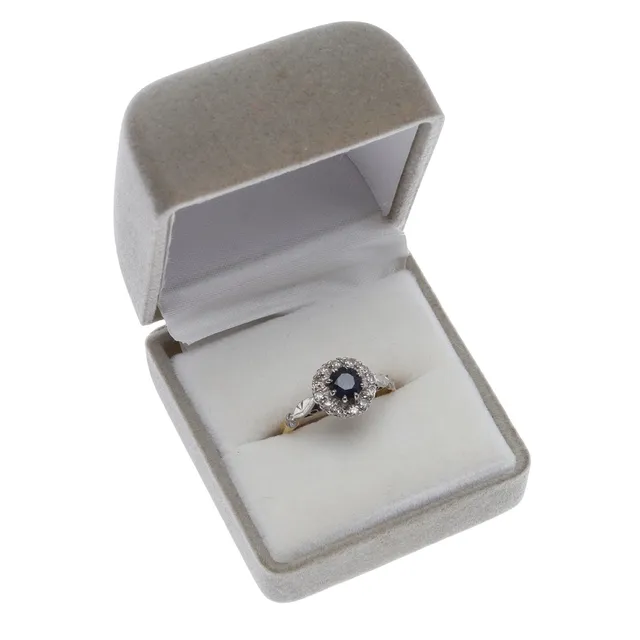 A SAPPHIRE AND DIAMOND CLUSTER RING.