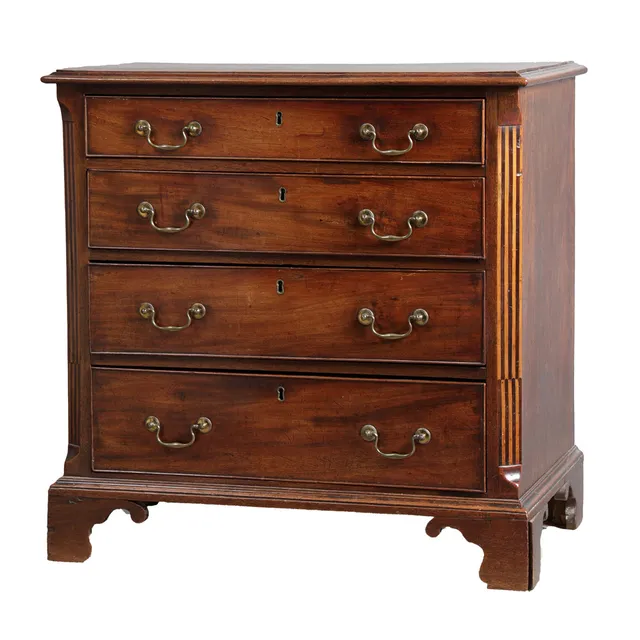 A GEORGE III MAHOGANY CHEST OF DRAWERS.